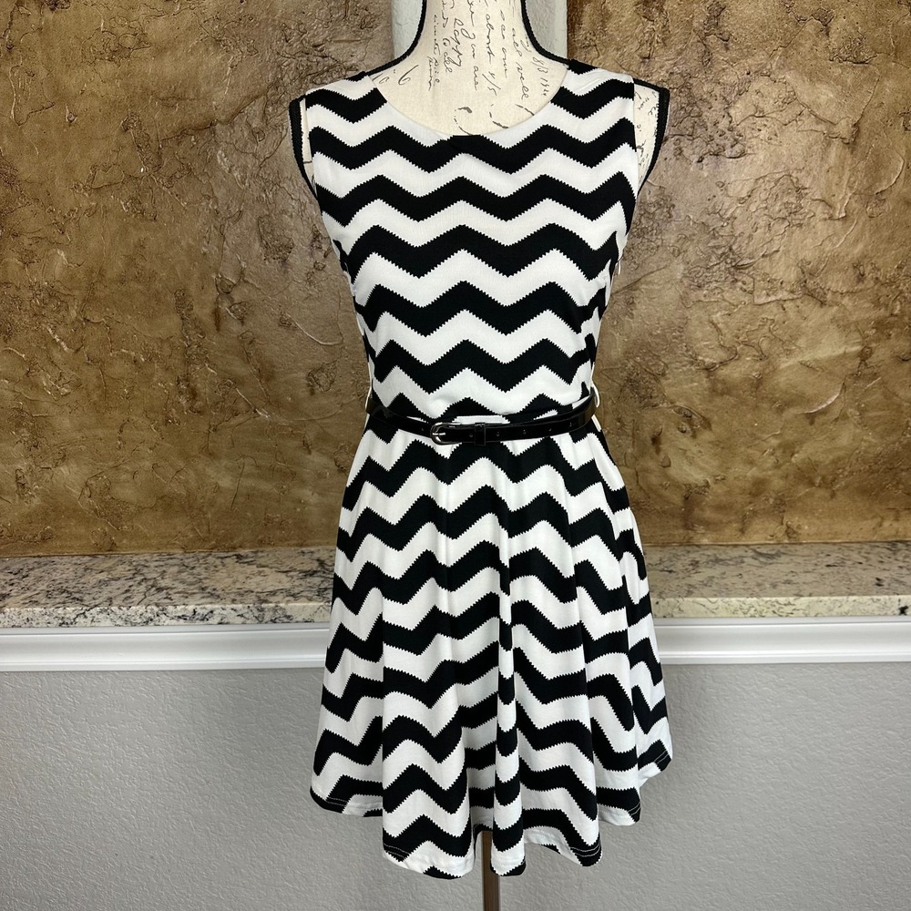 NWT Sans Souci Mini Dress Womens S Fit & Flare Chevron Print Black White Belted‎